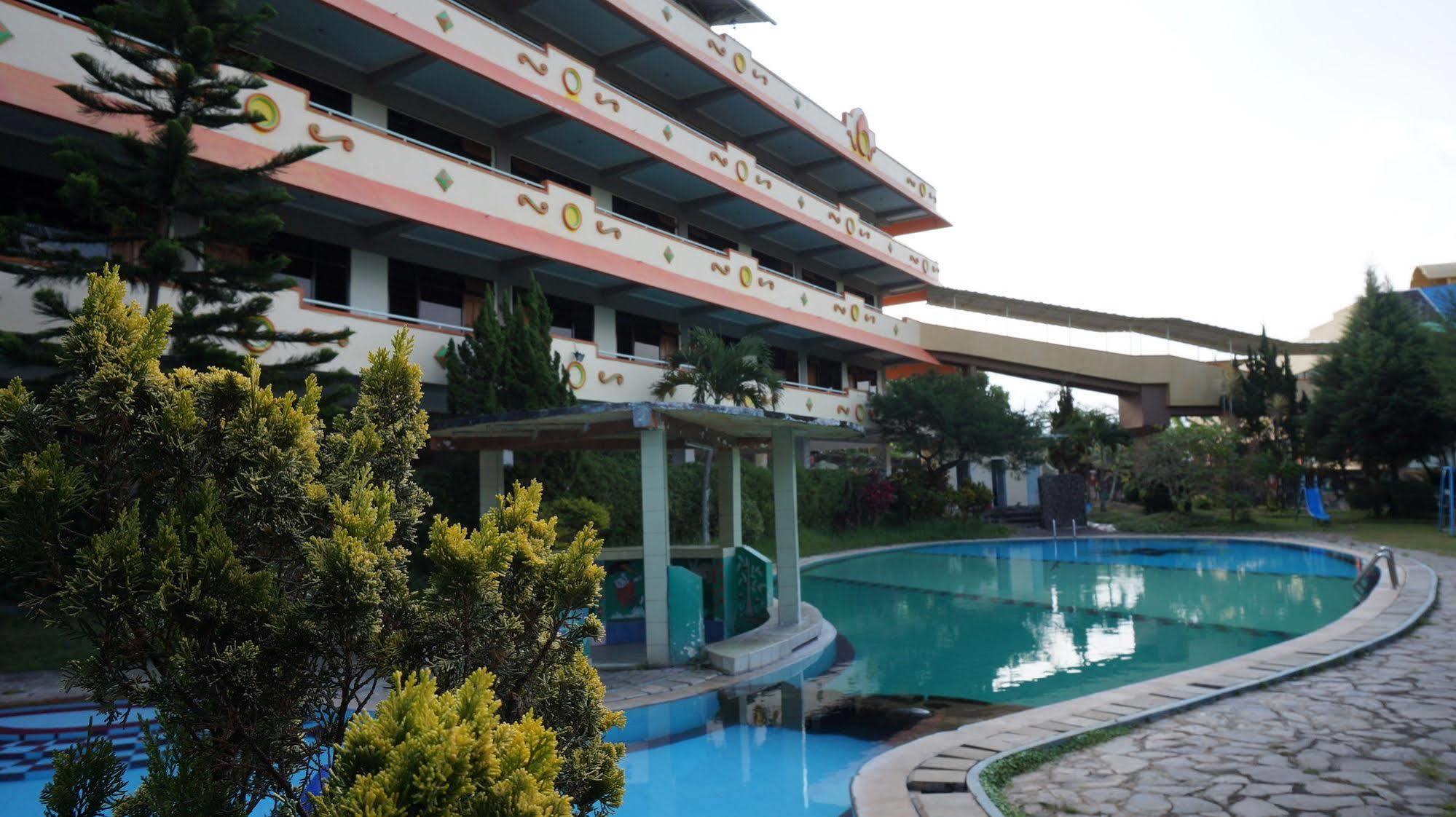 Hotel Surya Indah Batu Malang Exteriör bild