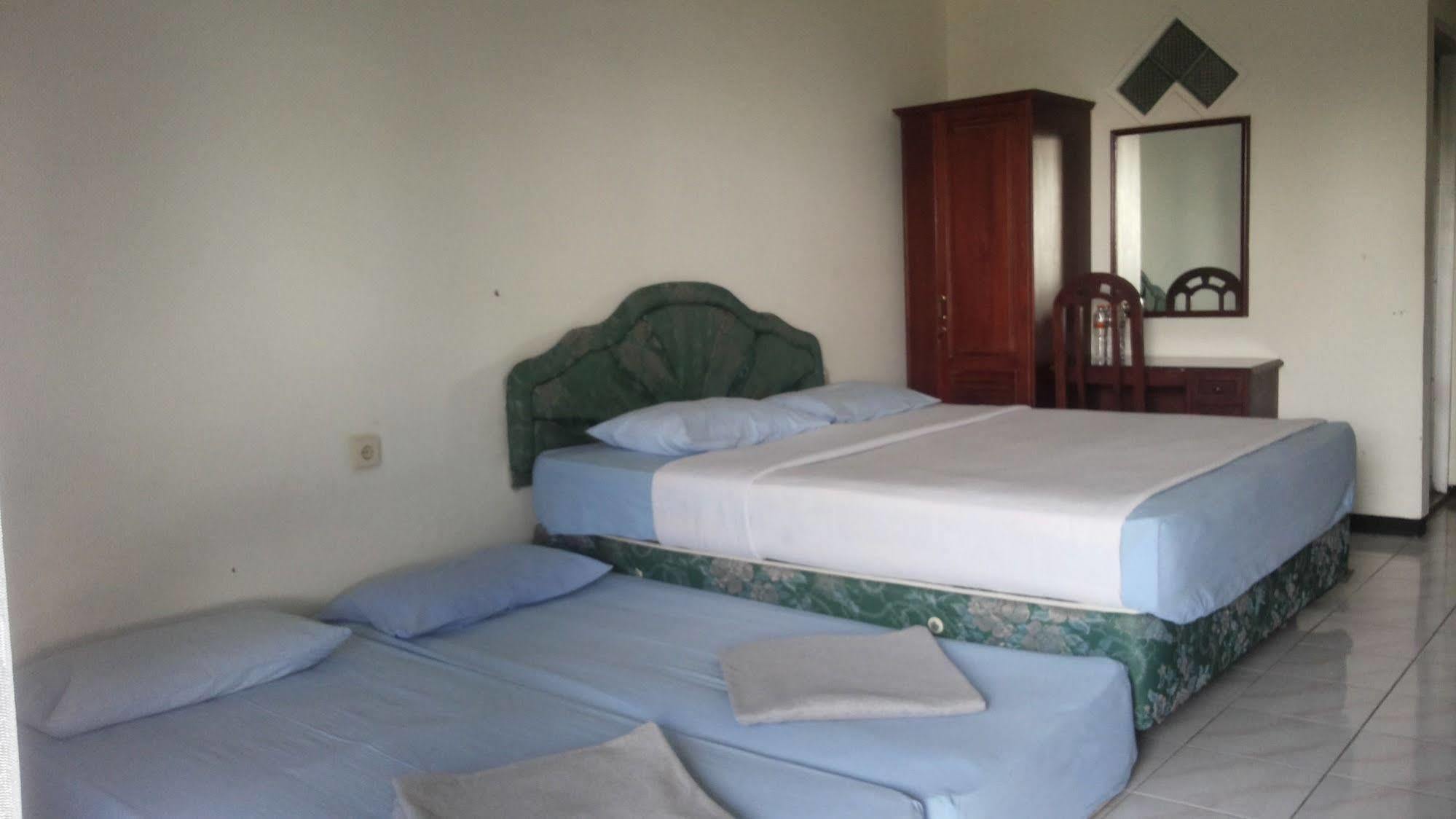 Hotel Surya Indah Batu Malang Exteriör bild