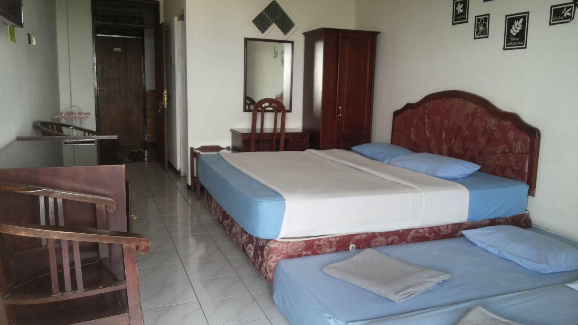 Hotel Surya Indah Batu Malang Exteriör bild