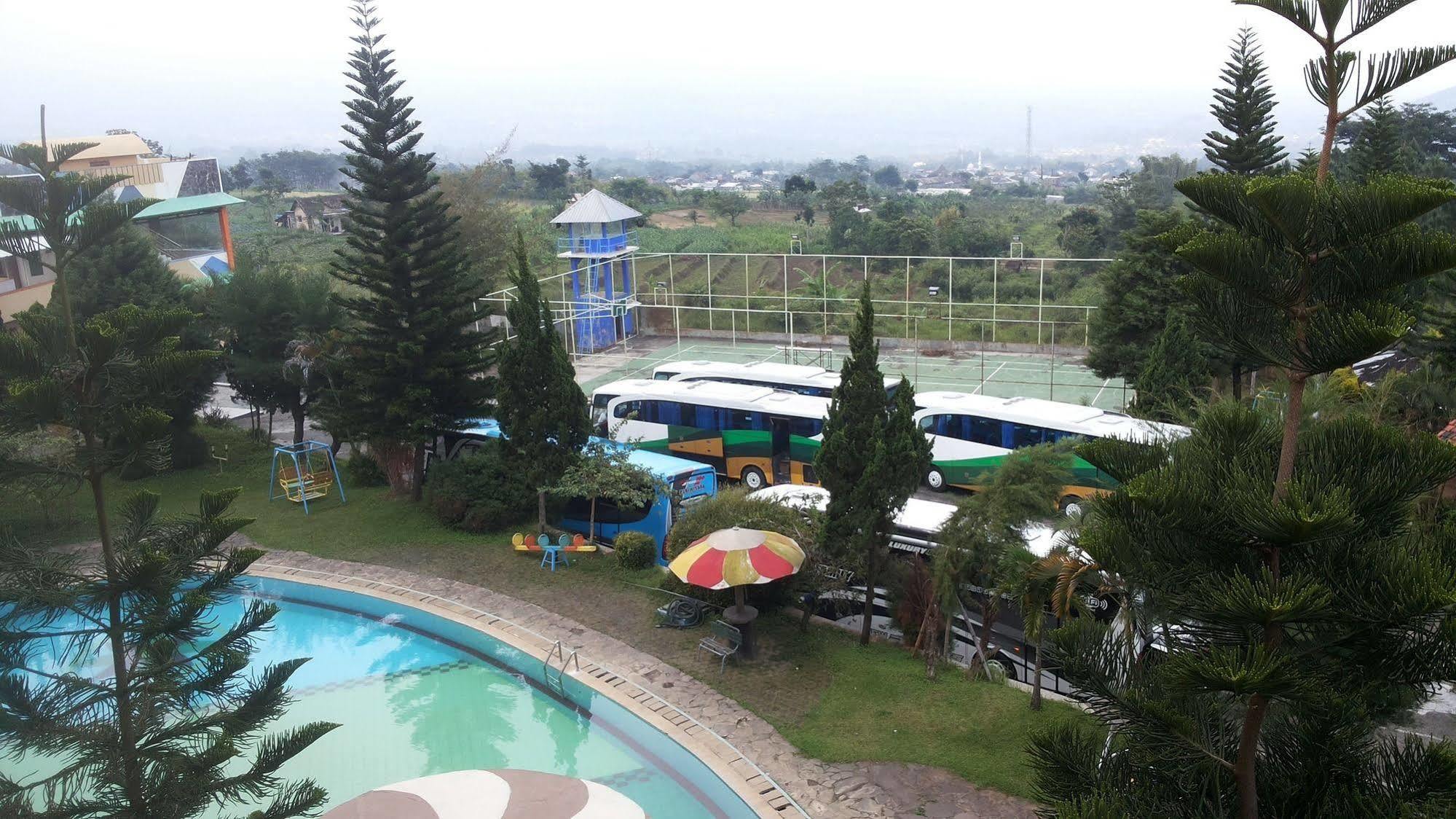 Hotel Surya Indah Batu Malang Exteriör bild