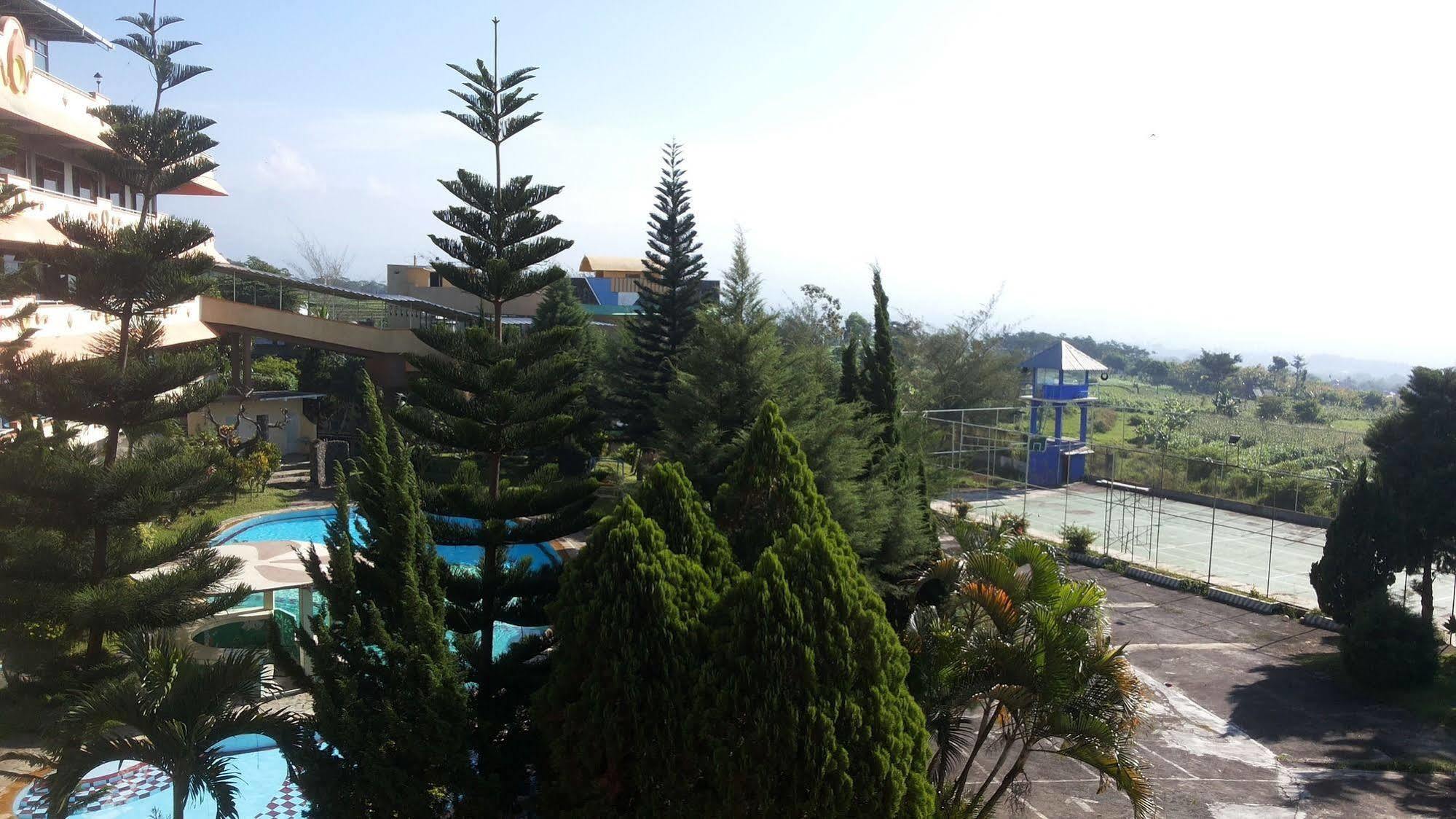 Hotel Surya Indah Batu Malang Exteriör bild