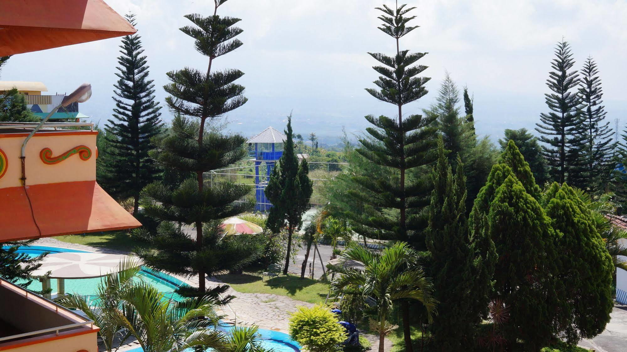 Hotel Surya Indah Batu Malang Exteriör bild