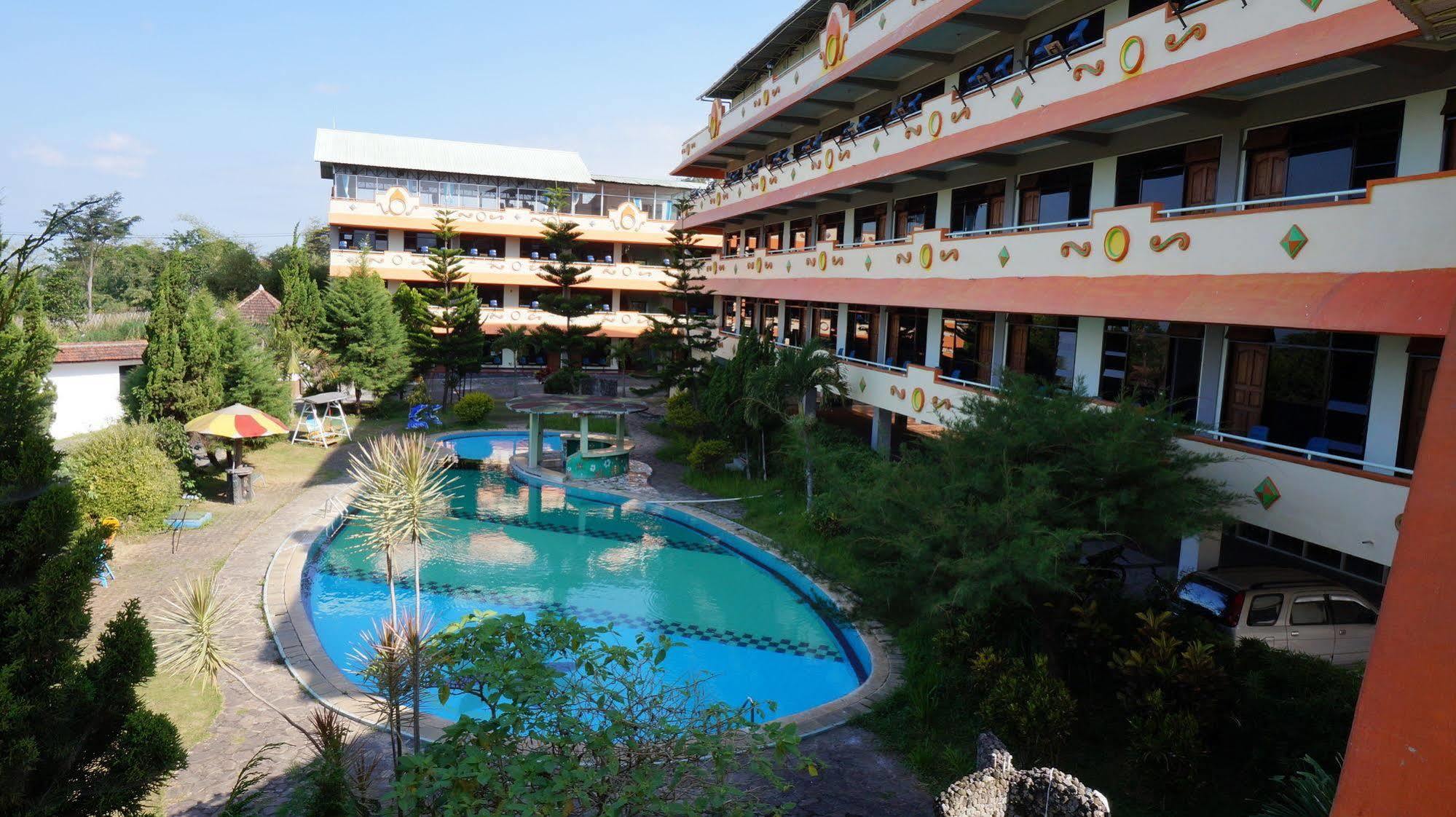 Hotel Surya Indah Batu Malang Exteriör bild