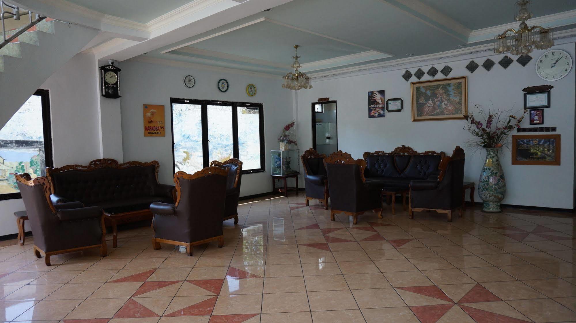 Hotel Surya Indah Batu Malang Exteriör bild