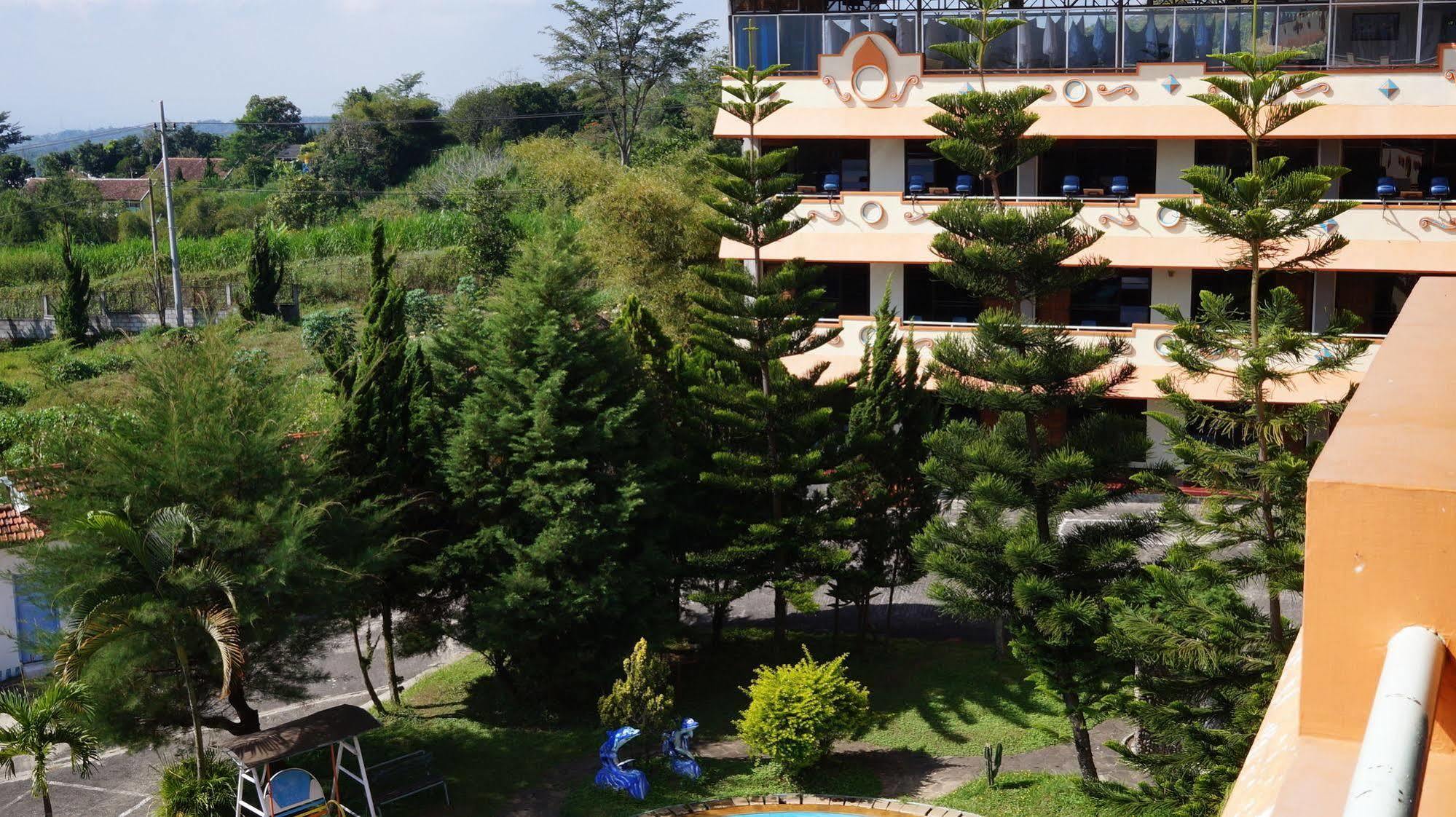 Hotel Surya Indah Batu Malang Exteriör bild
