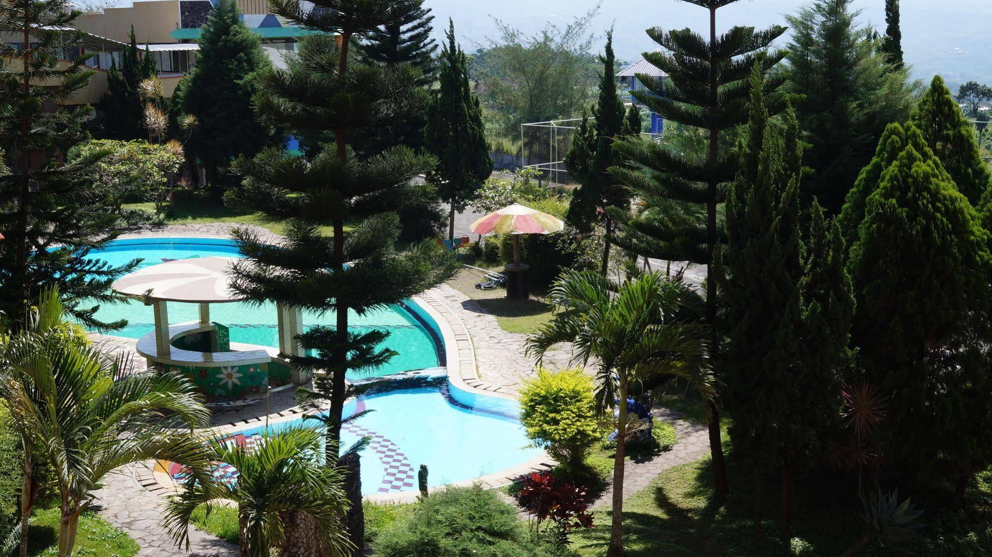 Hotel Surya Indah Batu Malang Exteriör bild