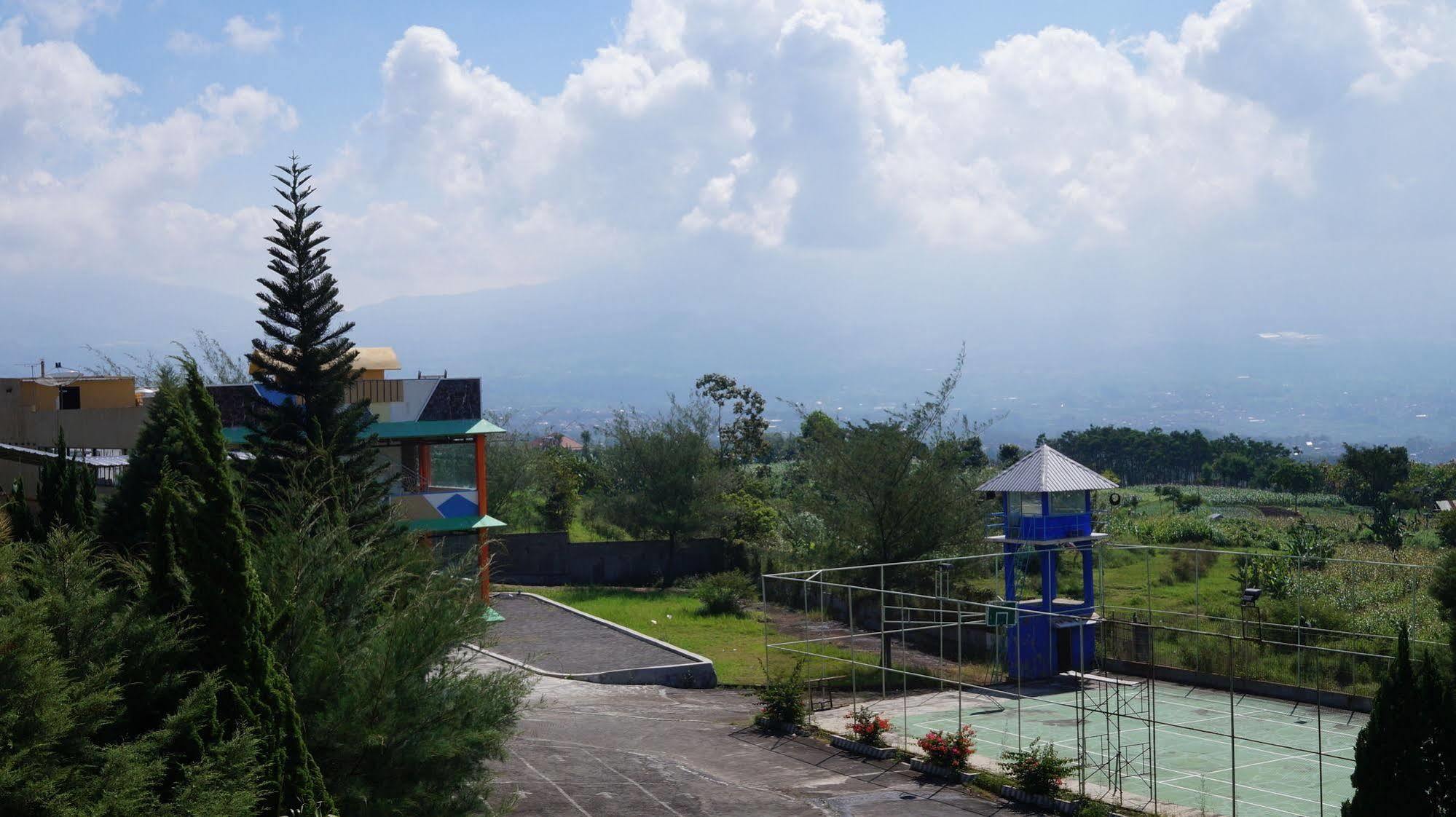 Hotel Surya Indah Batu Malang Exteriör bild