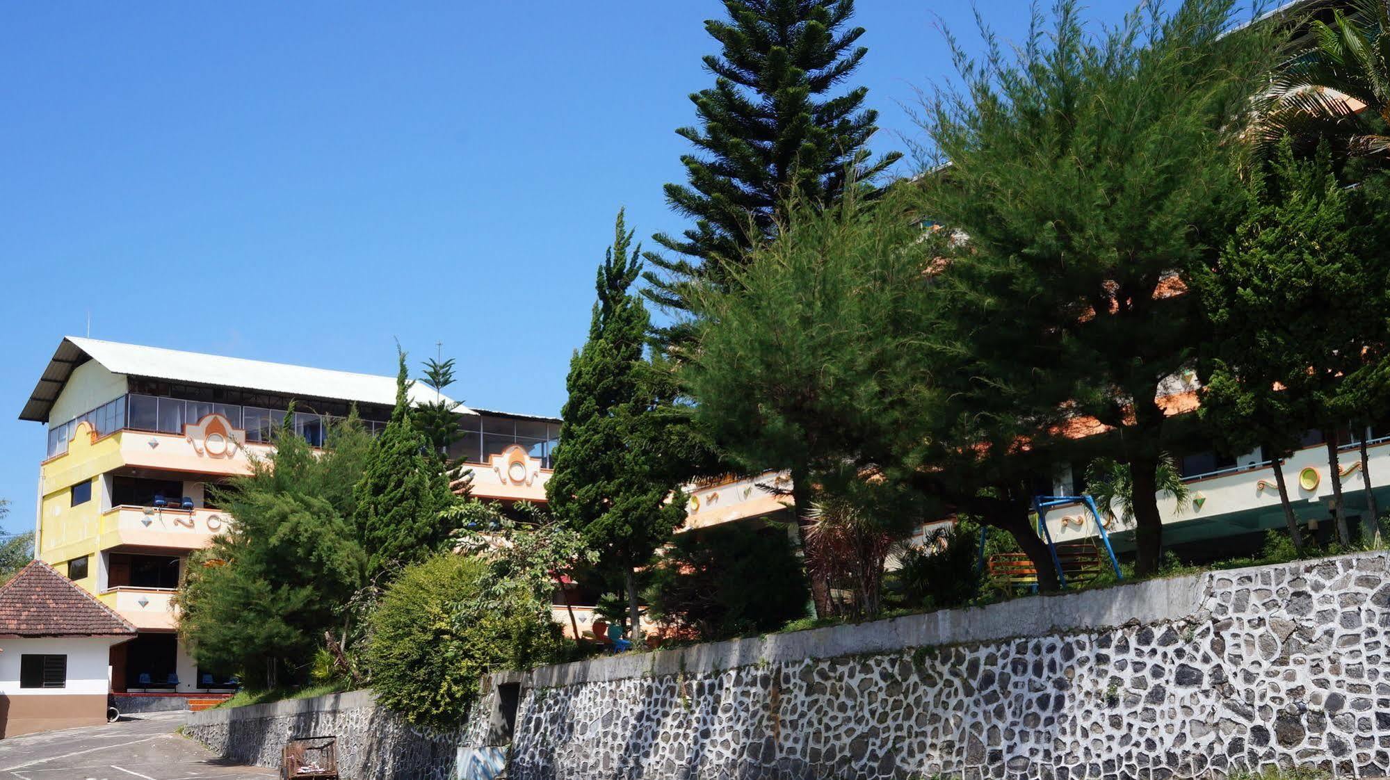 Hotel Surya Indah Batu Malang Exteriör bild